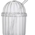 Eleganter klarer gerippter Borosilikatglasbecher mit Kuppeldeckel und Glasstrohhalm - 400ml / Vertikale Streifen