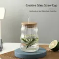 Moderner Becher aus Borosilikatglas mit Bambusdeckel und wiederverwendbarem Halm - Gestreifter Becher Mit Bambusdeckel Und Strohhalm / Dreiteiliges Set