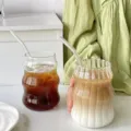 Chubby Ripple-Glasbecher aus Borosilikatglas mit vertikalen Streifen für Eiskaffee - Glatter Becher Mit Glasstrohhalm / Zweiteiliges Set