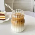 Eleganter gerippter Borosilikatglas-Kaffeebecher mit einem klaren Glasstrohhalm - Gestreifter Becher Mit Glasstrohhalm / Zweiteiliges Set