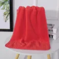 Primer plano de toalla roja de forro polar coral suave y absorbente - 35x75cm / Rojo chino