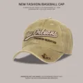 Detail van vintage gewassen baseballpet met New Orleans borduurwerk - Khaki