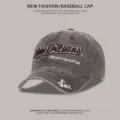 Close-up van vintage gewassen denim baseballcap met borduurwerk - koffiekleur