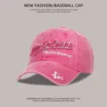 Vista detallada de la gorra de béisbol de algodón lavado rosa con bordado de New Orleans - Rosa rojo