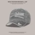 Primer plano de una gorra de béisbol de mezclilla lavada con bordado de New Orleans - Gris