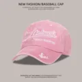 Vista detallada de la gorra de béisbol de mezclilla lavada rosa con bordado de New Orleans - Rosa