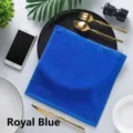 Close-up van koningsblauwe katoenen vierkante handdoek op een eettafelset - 40g (30x30cm) / Blauw