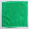 Close-up detail van de zachte absorberende katoenen lussen van het groene washandje - Groen
