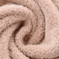 Makro-Detail von weichem, saugfähigem Korallenfleece-Handtuchstoff mit Plüsch - 30x70cm / 1 Stück / Camel