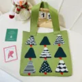 Detail van een groene gebreide schoudertas met diverse kerstboumpatronen. - 32*36cm / Groen