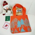 Detalle del bolso de punto naranja con motivos de árboles de Navidad en azul claro - 32x36cm / Naranja