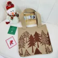Vista detallada de un bolso de punto con árbol de Navidad en una escena festiva - 32x36cm / Caqui