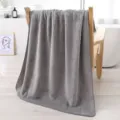 Detalle de una toalla de vellón de coral gris suave con textura acanalada fina. - 35x75cm / Gris caballero