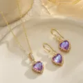 Nahaufnahme von Vintage-Herzanhänger mit violettem Farbverlauf-Zirkonia-Set - Mit Titanstahlkette (3-teiliges Set) / Farbverlauf Lila