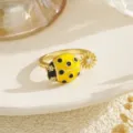Close-up of a gold-plated ladybug and flower decompression ring with zircon - Ladybug Daisy Style (80393) / Gold