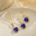 Detailansicht der dunkelblauen Herz-Zirkon-Halskette und Ohrringe im Set - Vintage Spitzen-Set (Mit Titanstahlkette) / Dunkelblau