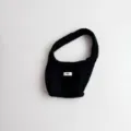 Gedetailleerd overzicht van een zwarte gebreide tas met een 'egg.' merklabel - 19*14 / Zwart