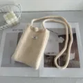 Handgebreide crèmewitte garen crossbody telefoontas met een minimalistisch labelontwerp - Broken Wit