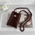 Handgemaakte bruine gehaakte crossbody telefoontas met een elegante gebreide textuur - koffiekleur
