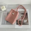 Handgemaakte roze gebreide crossbody telefoontas met minimalistisch egg-label voor dames - Roze