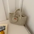 Detailweergave van een vintage handgemaakte beige katoenen haaktas met mini-pouch - Beige