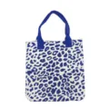 Detailweergave van een stijlvolle blauw-witte gebreide shopper met luipaardprint - Blauw-witte luipaardprint