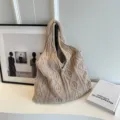 Vintage beige kabelgebreide tote bag voor dames met een minimalistisch retro design. - Kabelgebreide Tas (Mahua Bag) / Khaki