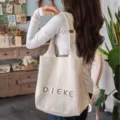Grote crème gebreide draagtas met DIEKE-letters en geplooid ontwerp voor op reis. - Eén maat / Broken Wit