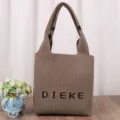 Grote khaki gebreide schoudertas met DIEKE letteropdruk voor reizen en dagelijks gebruik - Eén maat / Khaki