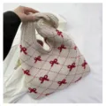 Handgemaakte gebreide draagtas met rood strikpatroon op een beige gestructureerde basis - Beige met rode strik
