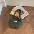 Handgemaakte donkergroene gebreide handtas en clutch voor wintermode voor dames - Houtje-Touwtje Gebreide Tas / Groen / 14x15cm