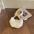 Cremewitte grof gebreide mini-handtas met een mooie rustieke houten kneppelsluiting - Houtje-Touwtje Gebreide Tas / Beige / 14x15cm