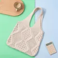 Detalle de bolso tote de punto calado beige con elegante patrón de diamantes y textura. - Régulier / Beige