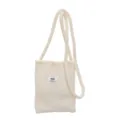 Stijlvolle gebreide crossbody telefoontas in gebroken wit met een decoratief merketiket - Beige