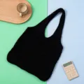Vista detallada del bolso tote de punto negro con un patrón de tejido hueco de rombos - Régulier / Negro
