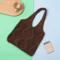 Detalle de bolso tote de punto marrón calado con diseño de diamantes - Régulier / Café