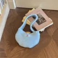 Lichtblauw gebreide mini-handtas met houten knoop voor de herfst en winter dagelijks - Houtje-Touwtje Gebreide Tas / Lichtblauw / 14x15cm