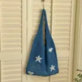 Blauwe gehaakte draagtas met witte ster- en hartpatronen voor een zomerse vakantie - Blauw