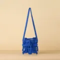 Modieuze blauwe gebreide crossbody tas met plooien en unieke geweven textuur - Saffierblauw