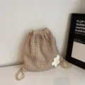 Casual beige gebreide rugzak voor dames met een decoratieve witte bloem en trekkoord - Gebreide Trekkoord Bloemenstijl / Khaki