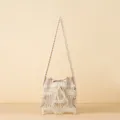 Geplooide gebreide mini-crossbodytas in crème beige met een unieke golvende schouderband - Beige