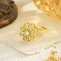 Gros plan détaillé de la bague fleur dorée rotative aux pétales sertis de zircons - Ouvert Ajustable / Style fleur 3D (80397)