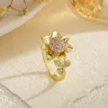 Gros plan détaillé d'une bague tournesol dorée avec zircons roses et détails de feuilles - Ouvert Ajustable / Style feuille de tournesol (80400)