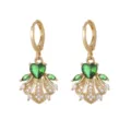 Élégantes boucles d'oreilles dorées avec zircon vert en forme de cœur et jupe - Boucles d'Oreilles Danseuse (10410)