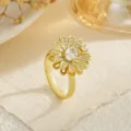 Gros plan d'une bague fleur dorée avec des pétales sertis de zircons étincelants - Ouvert Ajustable / Style petite marguerite à strass (80401)