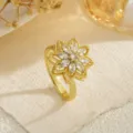 Gros plan détaillé d'une bague fleur plaquée or avec des pétales en zircon marquise. - Ouvert Ajustable / Style pétales en zircone marquise (80413)