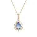 Elegante collar de cadena dorada con un colgante de cristal azul en forma de gota para bodas - Collar con Colgante (10054) / Degradado Blanco & Azul