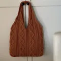 Handgemaakte bruine gebreide shopper met een vintage kabelpatroon voor vrouwen - Kabelgebreide Tas (Mahua Bag) / Karamel