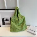 Handgemaakte groene gebreide draagtas voor dames met vintage esthetisch kabelpatroon - Kabelgebreide Tas (Mahua Bag) / Groen