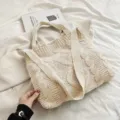 Grote beige gebreide tote tas voor dames met kabelpatroon in vintage winterstijl - Broken Wit